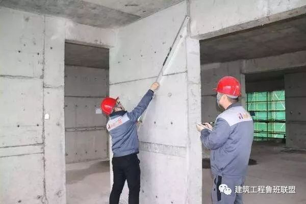 施工現(xiàn)場(chǎng)質(zhì)量檢查的八字真經(jīng)：看、摸、敲、照、靠、量、吊、套  第5張